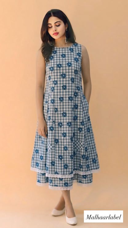 Felixa  Dress:sleeves inside